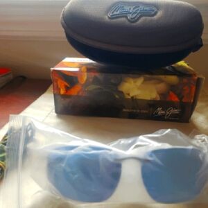 Maui Jim Ho'okipa Sunglasses New With box and case